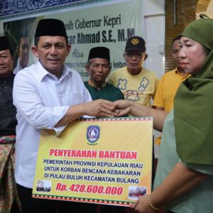 Gubernur Ansar Serahkan Langsung Bantuan Untuk Korban Kebakaran Pulau Buluh