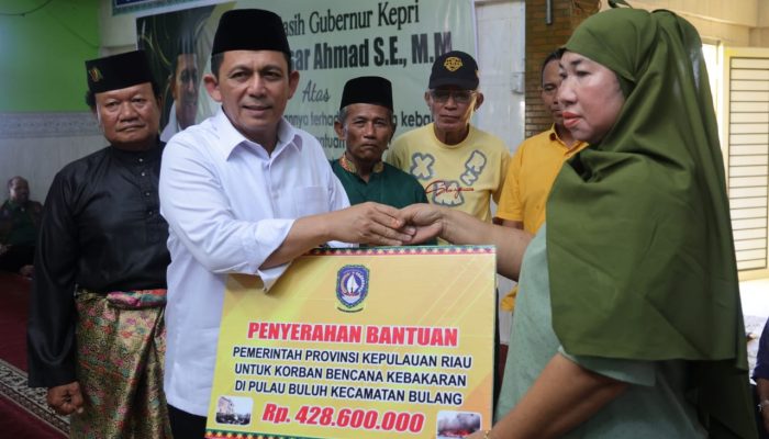 Gubernur Ansar Serahkan Langsung Bantuan Untuk Korban Kebakaran Pulau Buluh
