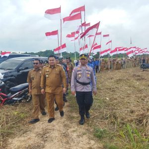 Sambut HUT RI Ke-78, Polres Bintan Kibarkan Ribuan Bendera Merah Putih di Pantai Senggiling
