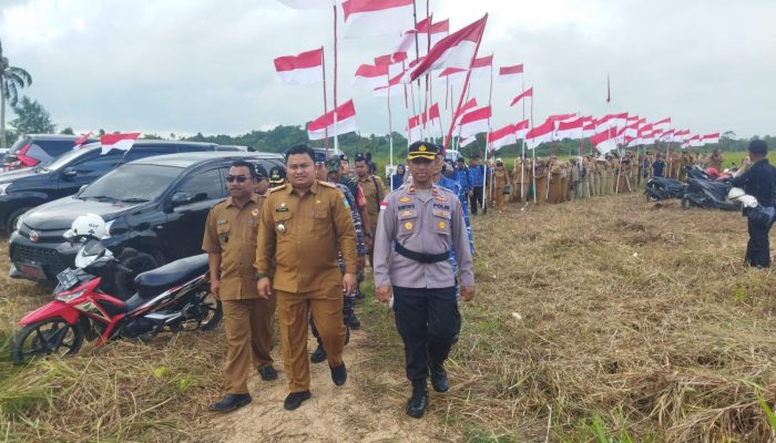 Sambut HUT RI Ke-78, Polres Bintan Kibarkan Ribuan Bendera Merah Putih di Pantai Senggiling