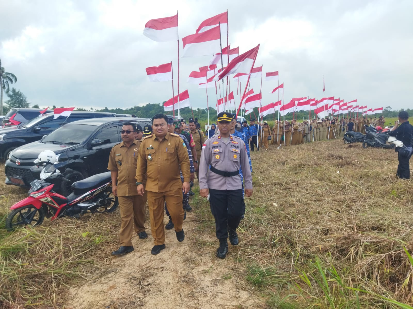 Sambut HUT RI Ke-78, Polres Bintan Kibarkan Ribuan Bendera Merah Putih di Pantai Senggiling