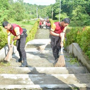 Polda Kepri Baksos Bersihkan Museum Raja Ali Dan Makam Nong Isa di Batam