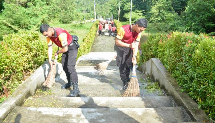 Polda Kepri Baksos Bersihkan Museum Raja Ali Dan Makam Nong Isa di Batam