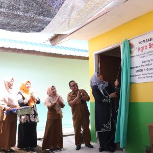Dewi Ansar Serahkan Akta Notaris Koperasi Sekolah Ke SMK N 1 Gunung Kijang