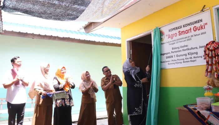 Dewi Ansar Serahkan Akta Notaris Koperasi Sekolah Ke SMK N 1 Gunung Kijang