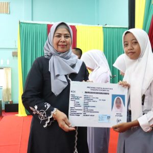 Dewi Ansar Serahkan KTP-El Kepada Siswa-Siswi SMA N 1 Toapaya Bintan