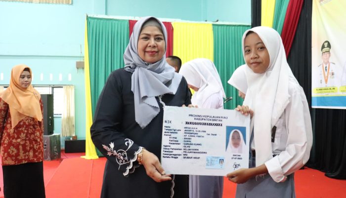 Dewi Ansar Serahkan KTP-El Kepada Siswa-Siswi SMA N 1 Toapaya Bintan