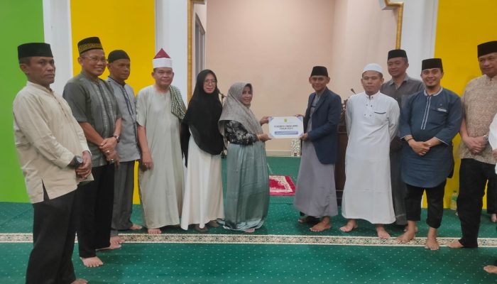 Safari Maghrib, Rahma Serahkan Bantuan Rp25 Juta Untuk Masjid Al Muhajirin