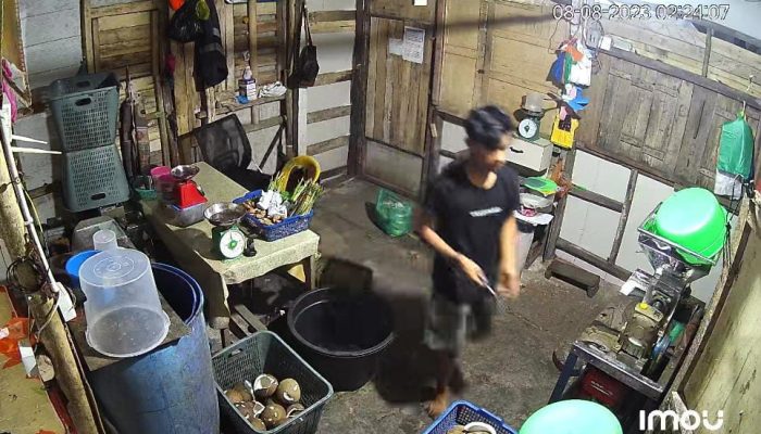 Maling Gasak Uang Infak Warung Terekam CCTV