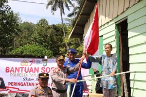 Polresta Tanjungpinang Bagikan Bansos Dan Pasang Bendera Merah Putih Di Pulau Penyengat
