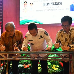 Gubernur Ansar Tandatangani Penerapan Aplikasi Online SP2D Online Terintegrasi CMS