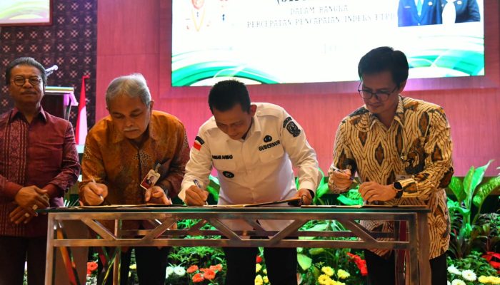 Gubernur Ansar Tandatangani Penerapan Aplikasi Online SP2D Online Terintegrasi CMS