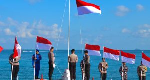 Polres Kepulauan Anambas Bersama TNI Kibarkan Bendera Merah Putih Di Kawasan Batu Lepe