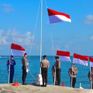 Polres Kepulauan Anambas Bersama TNI Kibarkan Bendera Merah Putih Di Kawasan Batu Lepe
