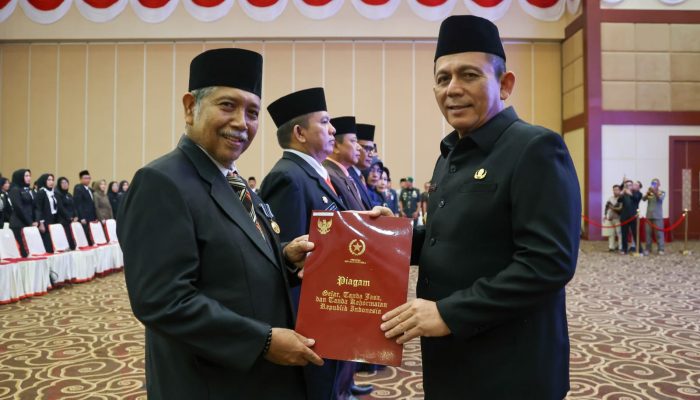 639 PNS Pemprov Kepri Terima Satya Lencana Karya Satya