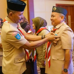Hari Pramuka Ke-62, Sekda Adi Sematkan Lencana Pancawarsa Kepada Kakak Kwarda Kepri 