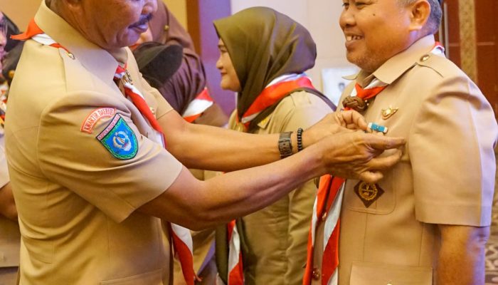 Hari Pramuka Ke-62, Sekda Adi Sematkan Lencana Pancawarsa Kepada Kakak Kwarda Kepri 