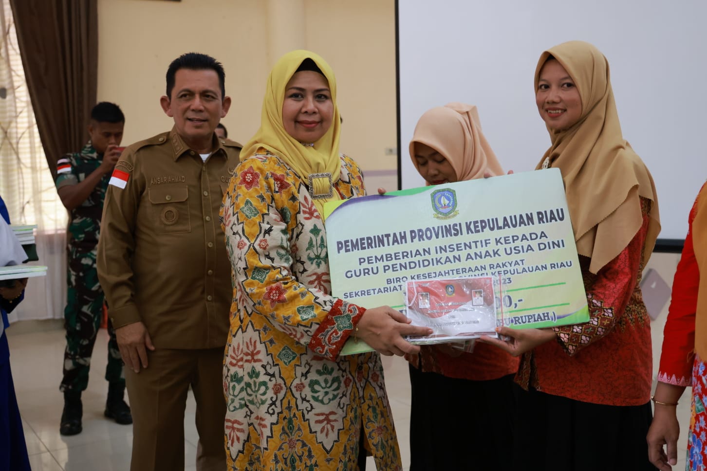 362 Guru TK, PAUD, dan RA di Natuna Terima Insentif Dari Gubernur Ansar