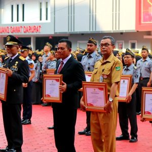 Gubernur Ansar Terima Penghargaan dari Kemenkumham RI Pada HDKD ke-78