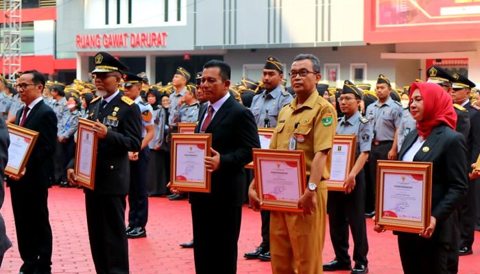Gubernur Ansar Terima Penghargaan dari Kemenkumham RI Pada HDKD ke-78