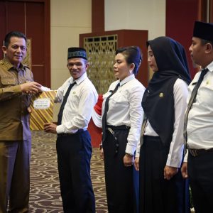 Gubernur Ansar Serahkan SK Untuk 703 Orang PPPK Tenaga Guru