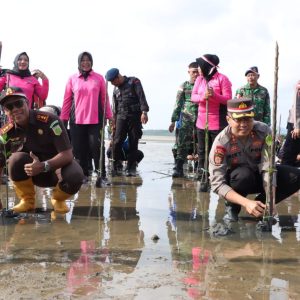 Polres Bintan Tanam Ribuan Pohon Mangrove di Pantai Lahoa Gunung Kijang