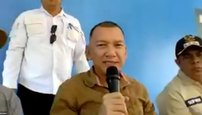 Gubernur Ansar Serahkan Cadangan Beras 6,4 Ton untuk 163 KK di Serasan Natuna