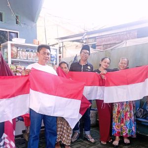 BM Kosgoro 1957 Bagikan Bendera Merah Putih ke Rumah Warga 