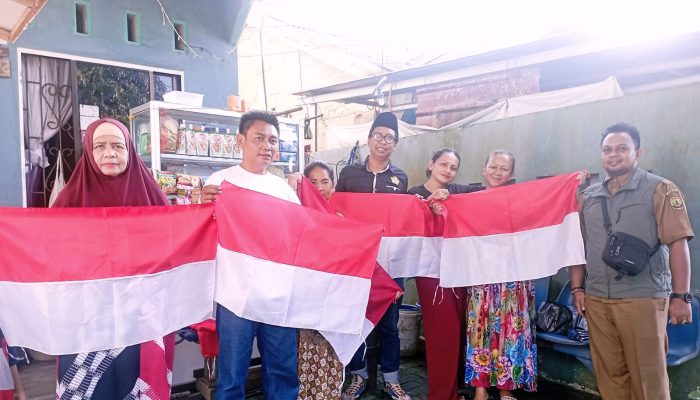 BM Kosgoro 1957 Bagikan Bendera Merah Putih ke Rumah Warga 