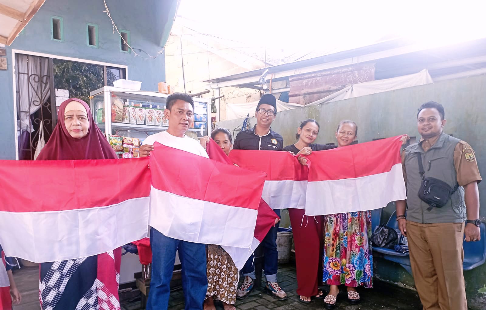 BM Kosgoro 1957 Bagikan Bendera Merah Putih ke Rumah Warga 