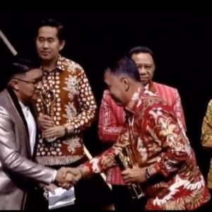 Bupati Natuna Terima Penghargaan Indonesia Award 2023 Kategori Crisis Handle