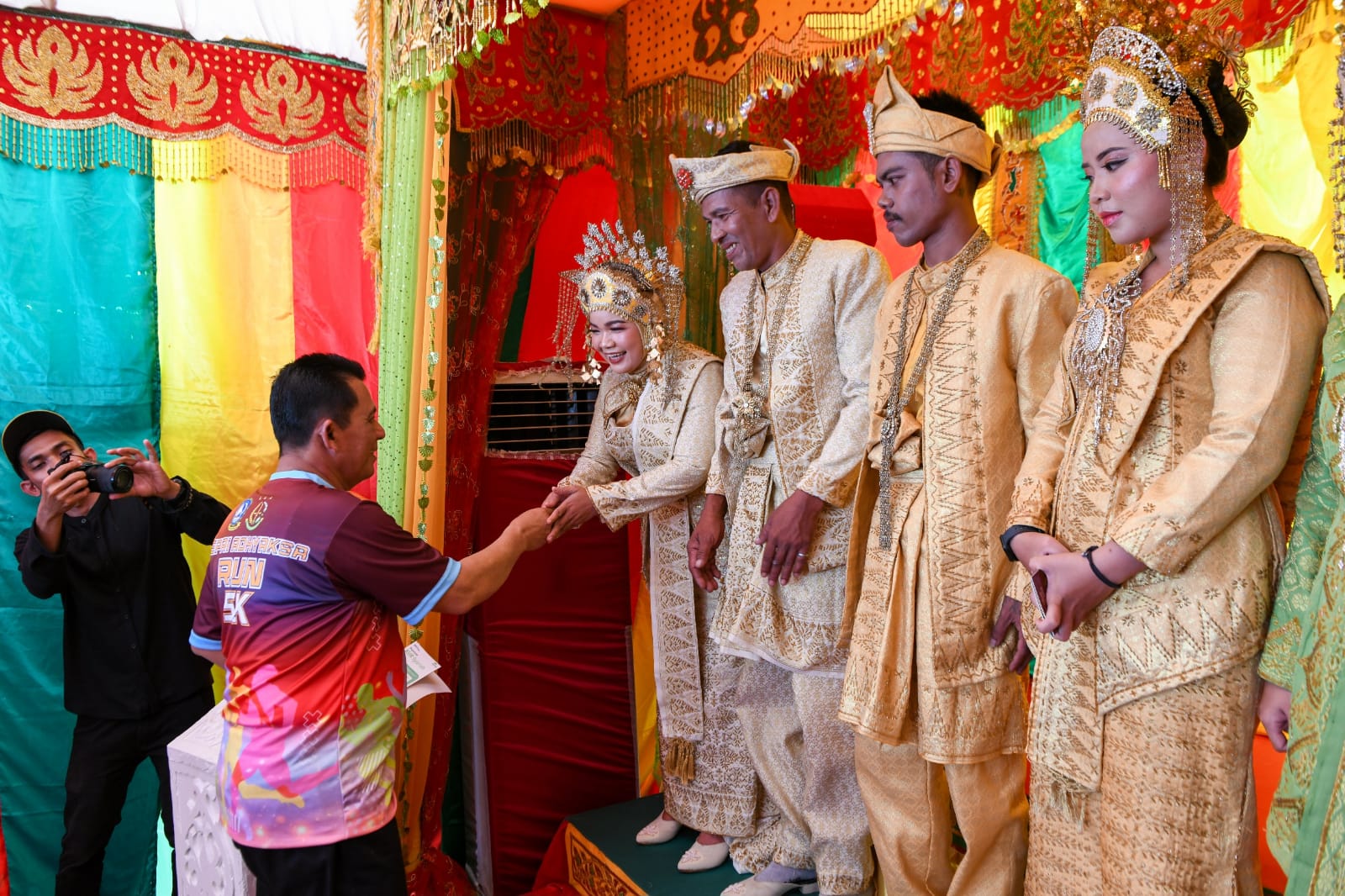 Gubernur Ansar Jadi Saksi Nikah Masal di Bazar Pelayanan Publik Kepri 