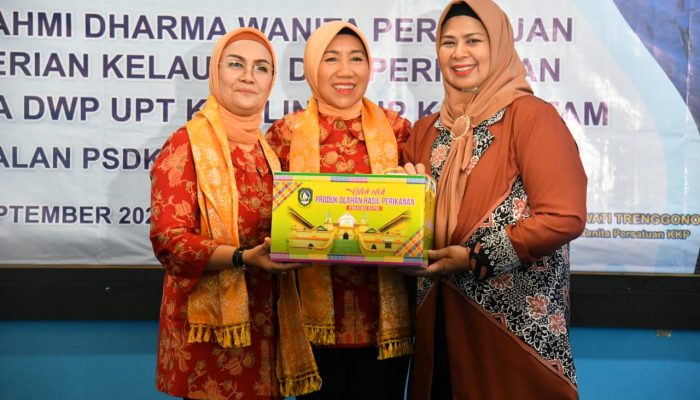 Ernawati Trenggono dan Dewi Ansar Kunjungi Dekranasda & Pusat Sterilisasi Makanan Batam