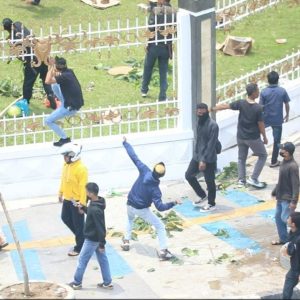 Aksi Demo Anarkis Di Kantor BP Batam, Pegawai dan Aparat Kepolisian Jadi Korban