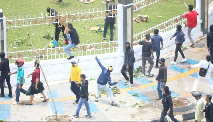 Aksi Demo Anarkis Di Kantor BP Batam, Pegawai dan Aparat Kepolisian Jadi Korban