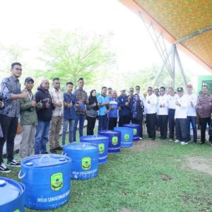 Wujudkan Lingkungan Bersih, Rahma Serahkan Bantuan Tong Sampah Dan Seragam