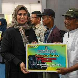 Gubernur Ansar Serahkan Bantuan Pertanian, Perikanan dan Pangan Di Bintan