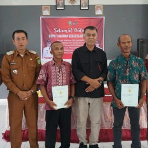 Lindungi Hak Warga Atas Tanah, Bupati Natuna Serahkan 325 Sertifikat Tanah Untuk Warga Subi