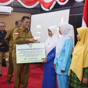 Gubernur Ansar Serahkan Bantuan Pendidikan dan Keagamaan di Karimun
