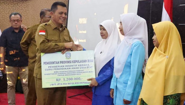 Gubernur Ansar Serahkan Bantuan Pendidikan dan Keagamaan di Karimun