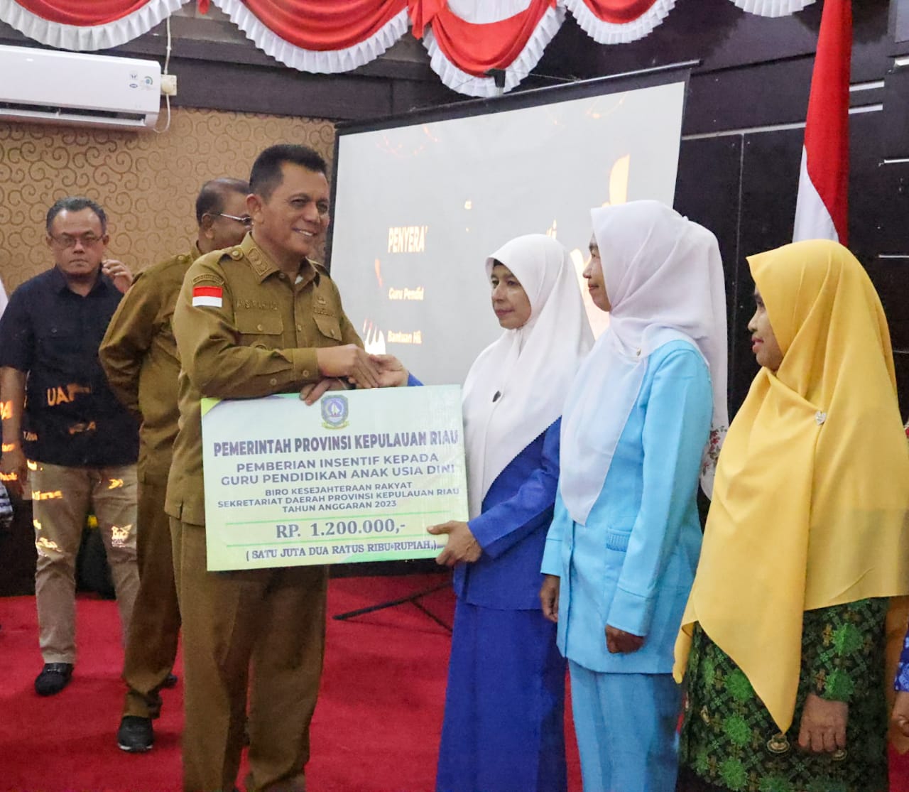 Gubernur Ansar Serahkan Bantuan Pendidikan dan Keagamaan di Karimun
