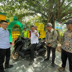 Tinjau Progres Pengerjaan Jalan di Penyengat, Gubernur Ansar Pastikan Selesai Tepat Waktu