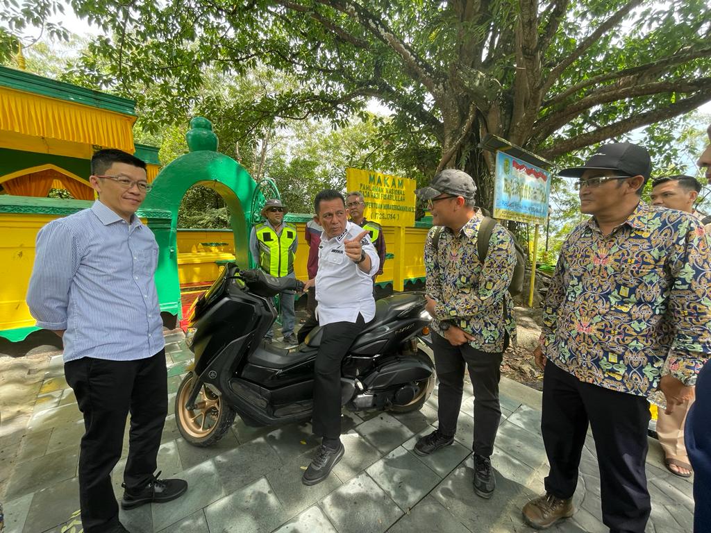 Tinjau Progres Pengerjaan Jalan di Penyengat, Gubernur Ansar Pastikan Selesai Tepat Waktu
