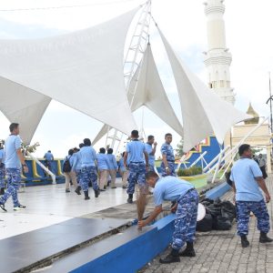 Hari Jadi Provinsi Kepri Ke-21, Lanud RHF Lakukan Bhakti Kebersihan