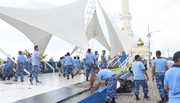 Hari Jadi Provinsi Kepri Ke-21, Lanud RHF Lakukan Bhakti Kebersihan
