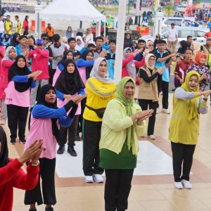 Hari Jadi Provinsi Kepri Ke-21, Dewi Ansar Senam Sehat dan Bakti Sosial Bersama Masyarakat