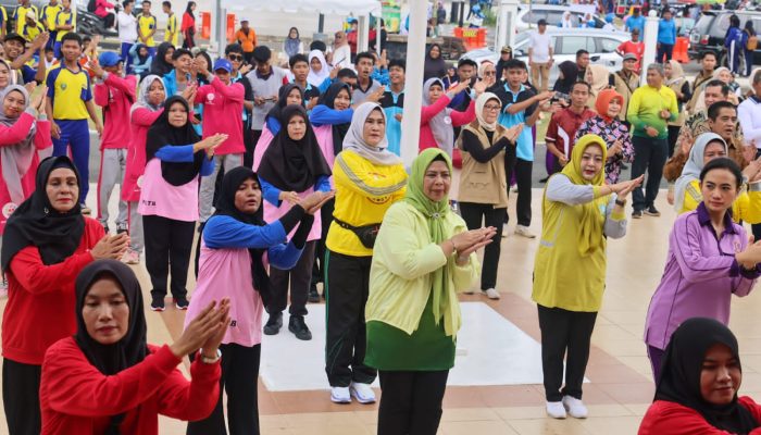 Hari Jadi Provinsi Kepri Ke-21, Dewi Ansar Senam Sehat dan Bakti Sosial Bersama Masyarakat