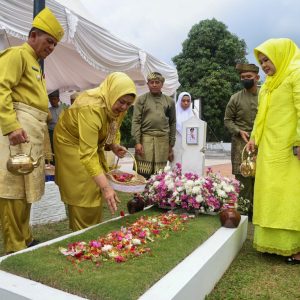 Kenang Jasa Tokoh Pejuang Kepri, Gubernur Ansar Ziarah ke Makam TMP