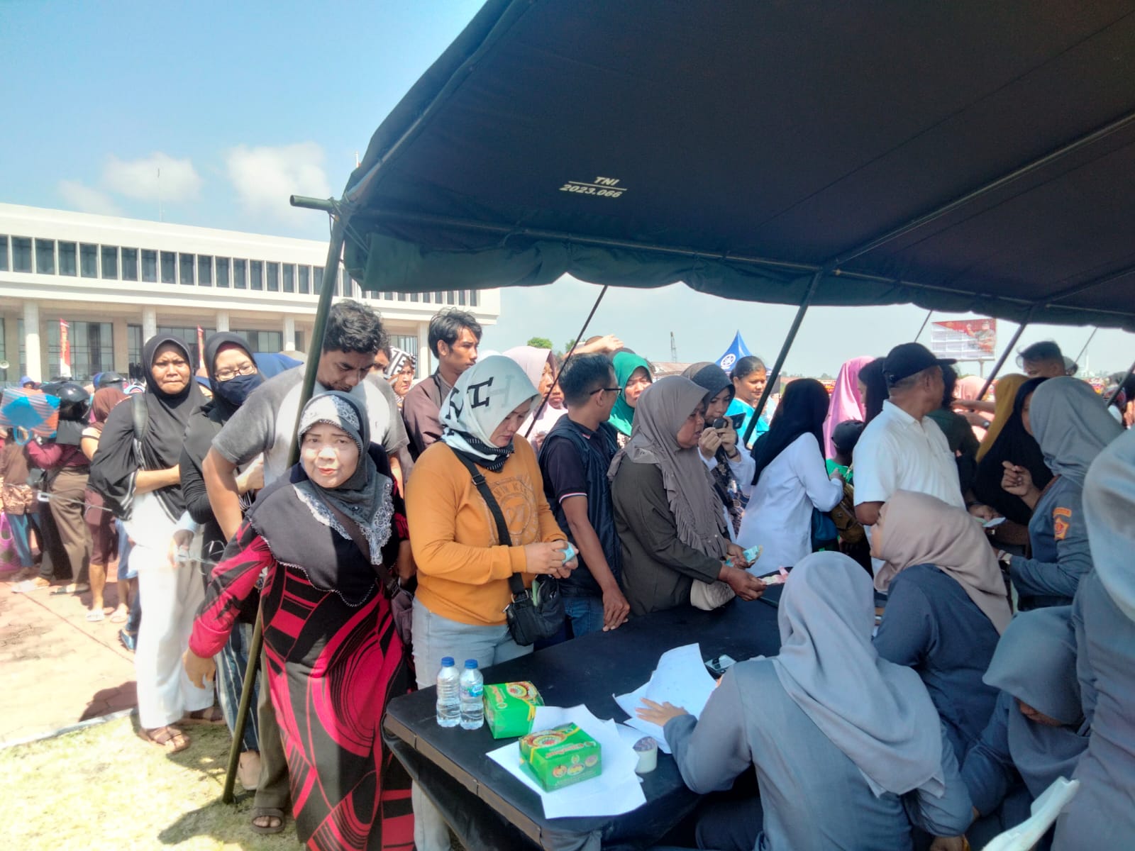 HUT TNI Ke-78 dan Kogabwilhan 1 Ke-4, Bazar Sembako Murah Diserbu Masyarakat Tanjungpinang