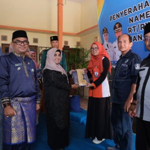 RT Dan RW Di Tanjungpinang Terima Bantuan Baju Kurung Melayu Dari Wako Rahma